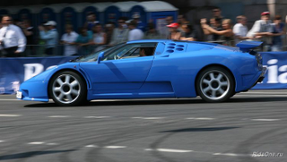 Illustration for article titled Bugatti EB110 Crashed In Moscow